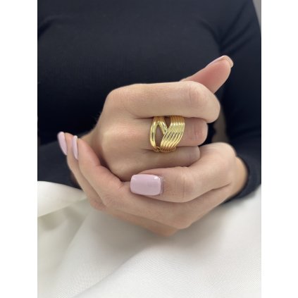 Zlatý dámský prsten s rýhováním a leskem