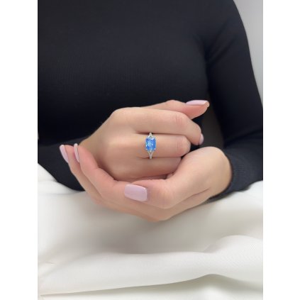 Stříbrný prsten s modrým centrálním kamenem