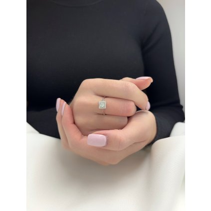 Stříbrný prsten se čvercovým centrálním kamenem