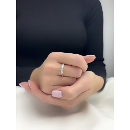 Stříbrný prsten se zirkony