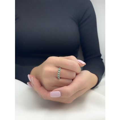 Stříbrný prsten se zelenými a čirými zirkony