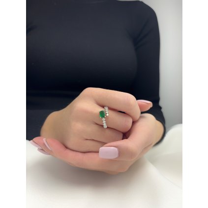 Stříbrný prsten otevřený s centrálním kamenem a zirkony