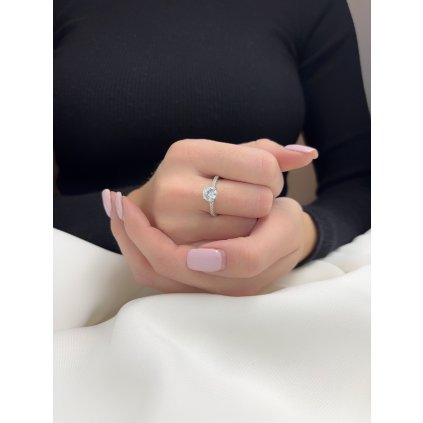 Stříbrný prsten s kulatým centrálním kamenem a zirkony