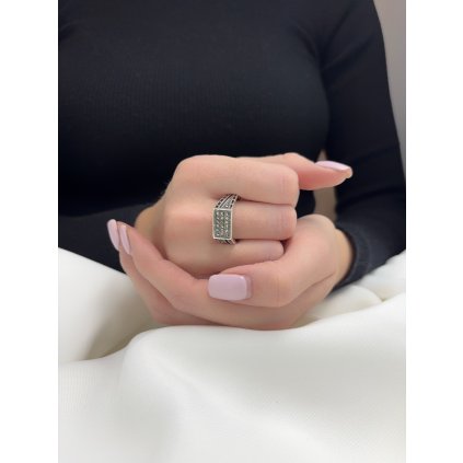 Stříbrný prsten se zirkony