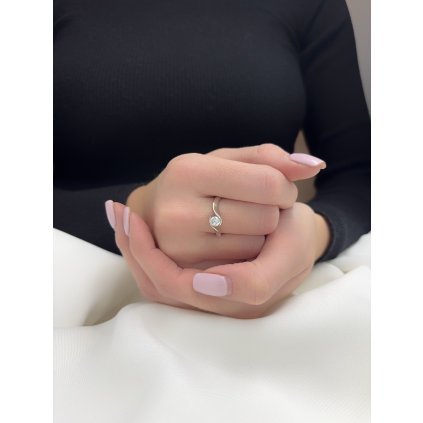 Stříbrný prsten s centrálním kamenem vlna