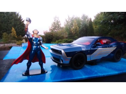 DODGE Challenger SRT8 Hellcat 2015 s figurkou THORA