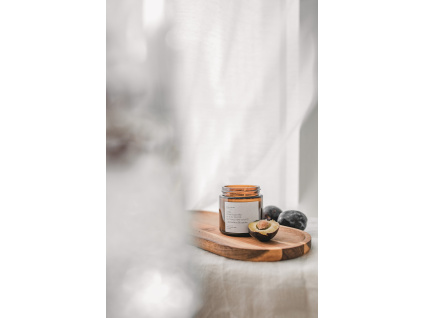 Svíčka ze sójového vosku - ŠVESTKA S RŮŽÍ A PAČULOU (Barva Zlaté víčko)