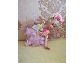 Flora růžová porcelánová panenka - Ross stewart