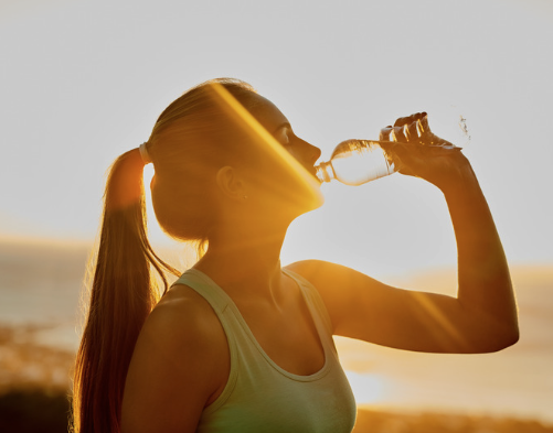 Tipy na zdravé stravování a hydrataci během letních veder