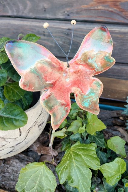 Keramický červený motýl duhový - ruční výroba
