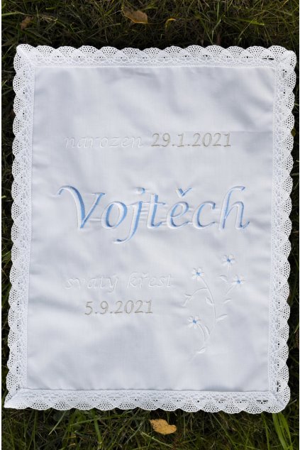Křestní rouška s květinkou (Vzor s vyšívanými okraji)