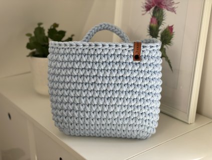 Košík s jedním ouškem, ploché dno - světle modrá