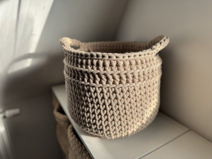 Háčkovaný koš MAXI - karamelový