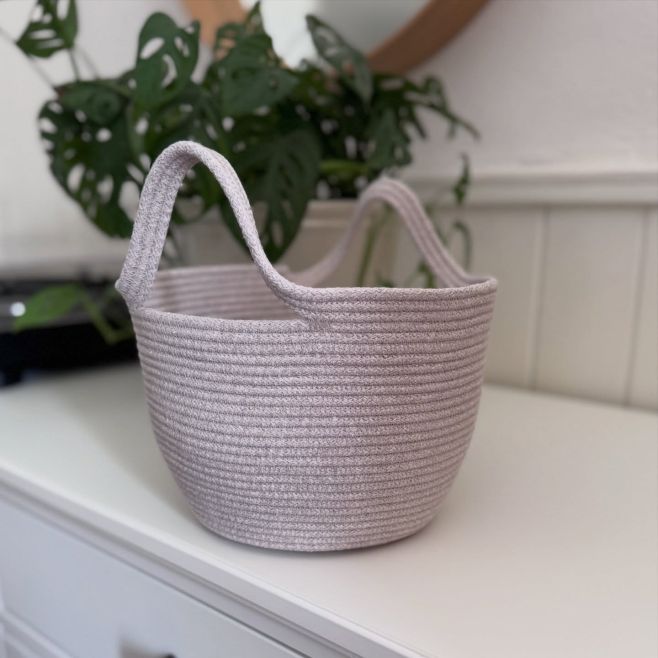 Věci, které potřebujete každý den… ale nechcete je mít pořád na očích. Tenhle koš není dekorace. Je to způsob, jak si doma...