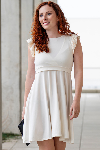 Adaptivní šaty Amalie creamy volánek s krajkou