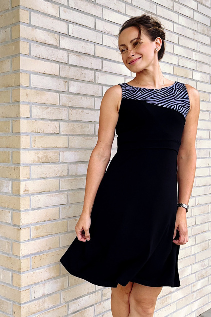 Adaptivní šaty Amalie Black zebra