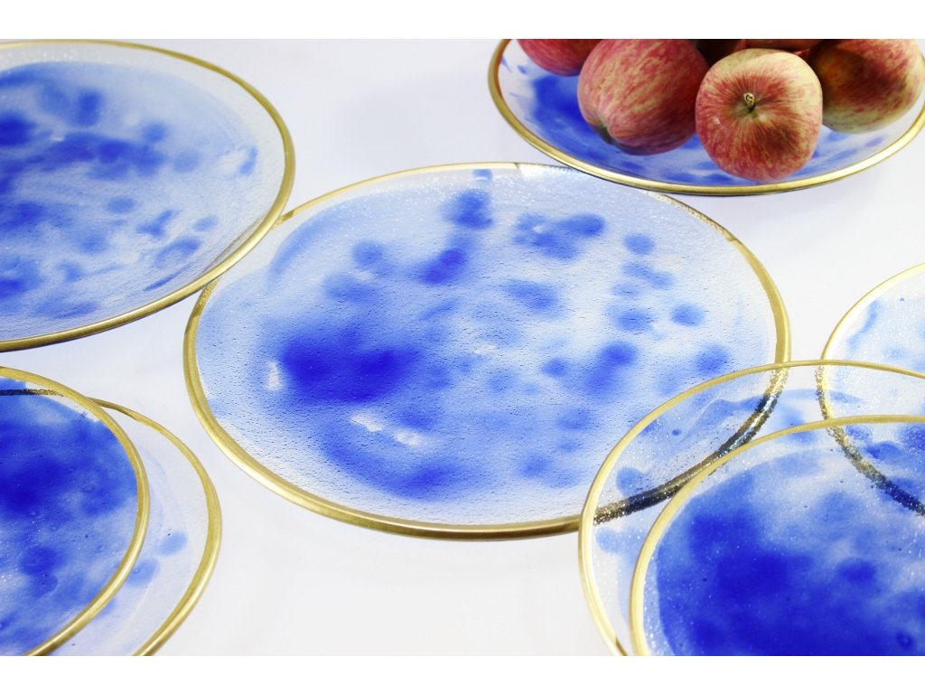 kulatý skleněný talíř s modrým dekorem a zlatým okrajem