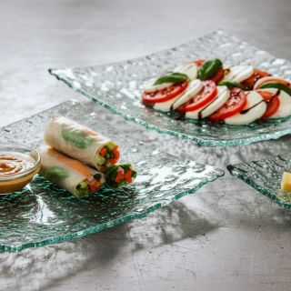 Trošku starší dekor, ale stále velmi atraktivní. Talíře NATURE čtvercové s dekorem MOON. #krasnesklo #bdkglass...