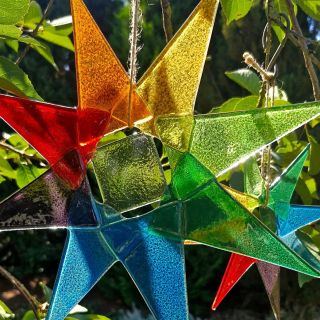 ☀️✨ Lapač slunce ✨☀️ Kousek skla, který umí chytit sluneční paprsky a proměnit je v malé duhy po celém pokoji. 🌈 Ručně...