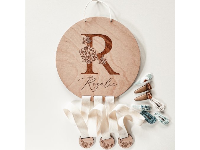 Velký Sponkovník se jménem, písmenem s květinami