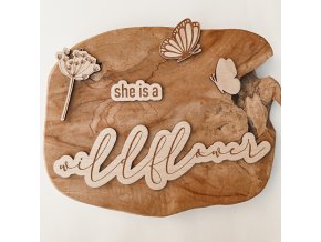 Nápis: She is a wildflower