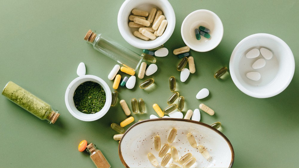 Kratom vs. adaptogeny: Který přírodní booster je lepší?