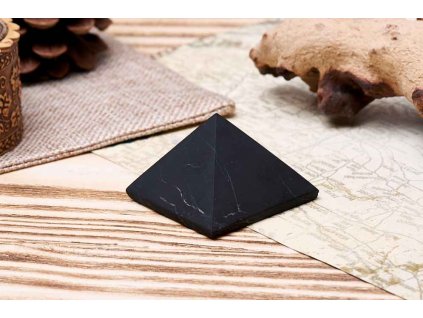 Neleštěná šungitová pyramida 3 cm