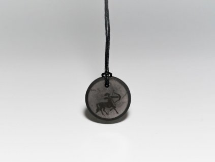 Šungitový amulet se symbolem Střelec