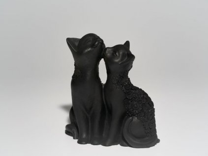 Soška z šungitu dve zamilované kočky