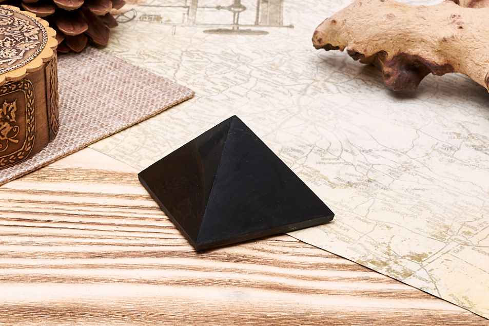 Šungitová pyramida, 5 cm leštěná