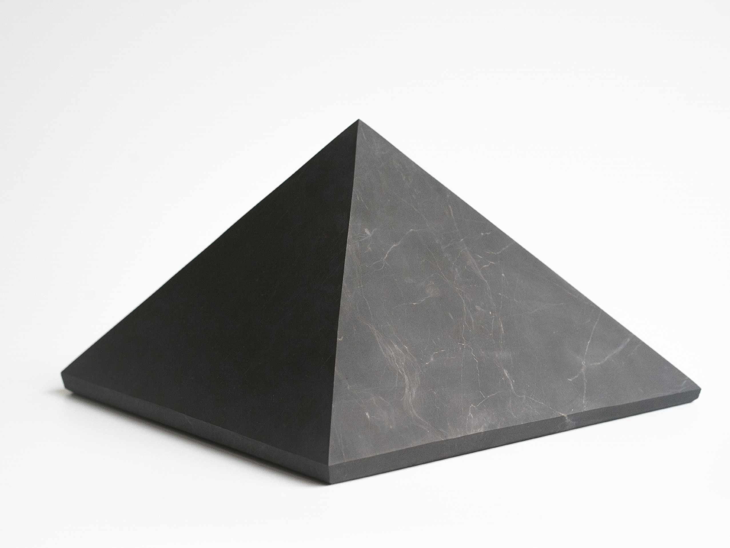 Šungitová pyramida, 10 cm leštěná