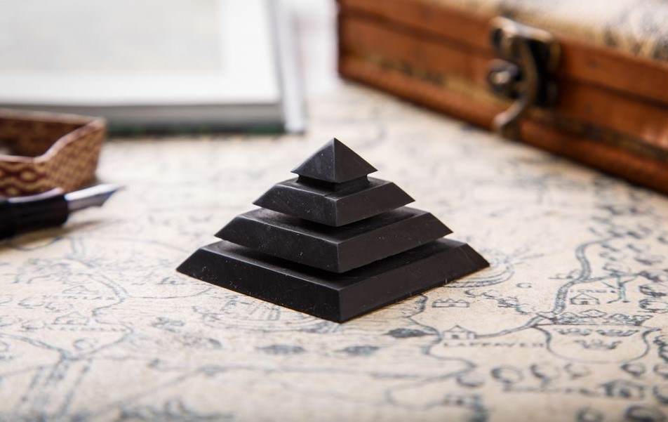Sakkara šungitová pyramida, 7 cm leštěná