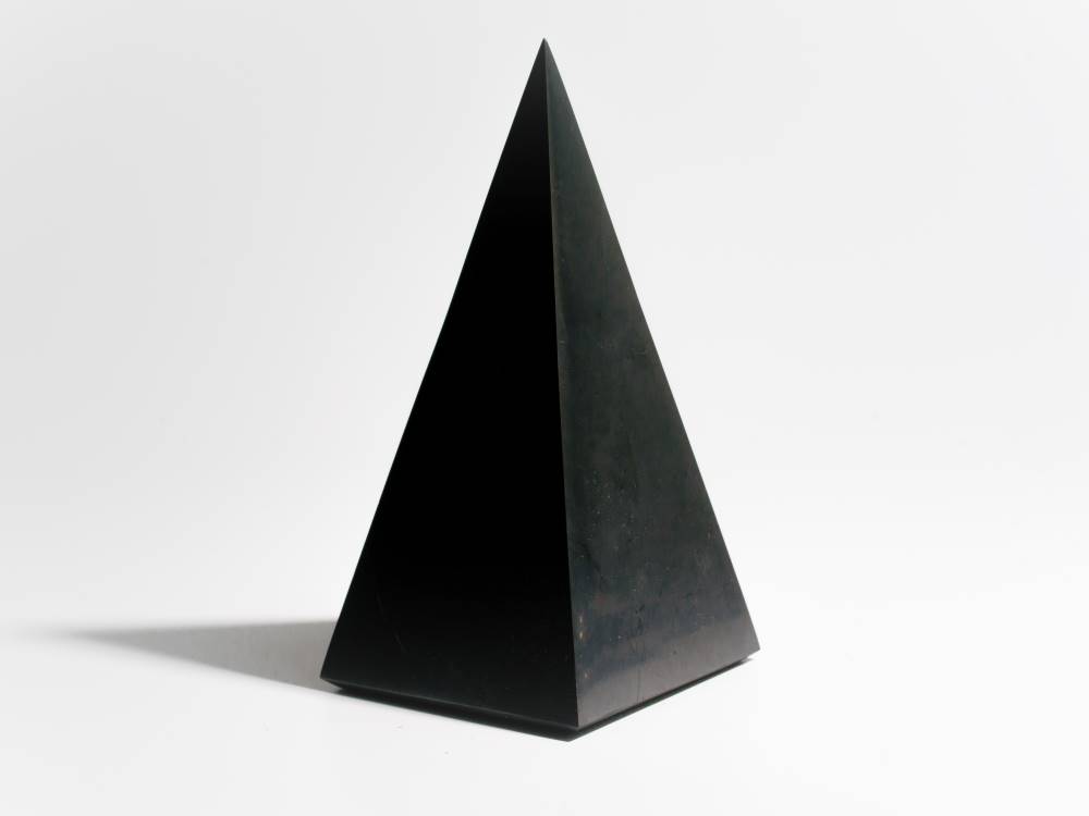 Šungitová pyramida jehlan, 9 cm leštěná