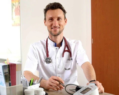 MUDr.-Rodion-Schwarz-3_1_-min_2_480x480.jpg-ezgif.com-webp-to-jpg-converter