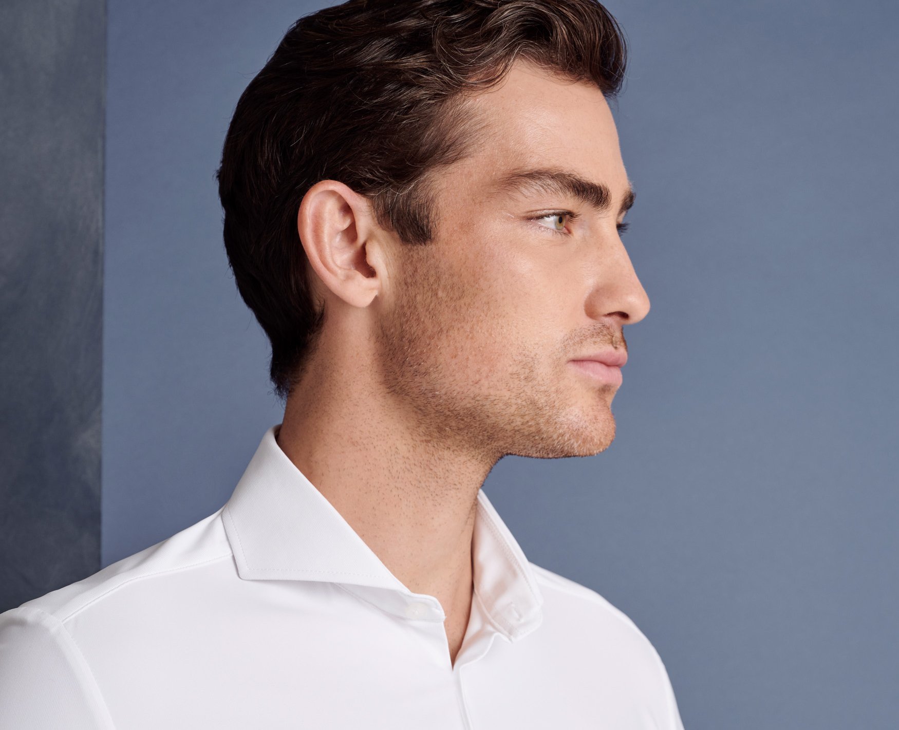 Síla bílé košile: barva roku 2026