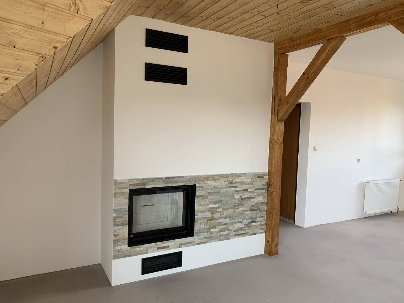 Teplovzdušná obestavba krbu BeF Therm 7 s obkladem