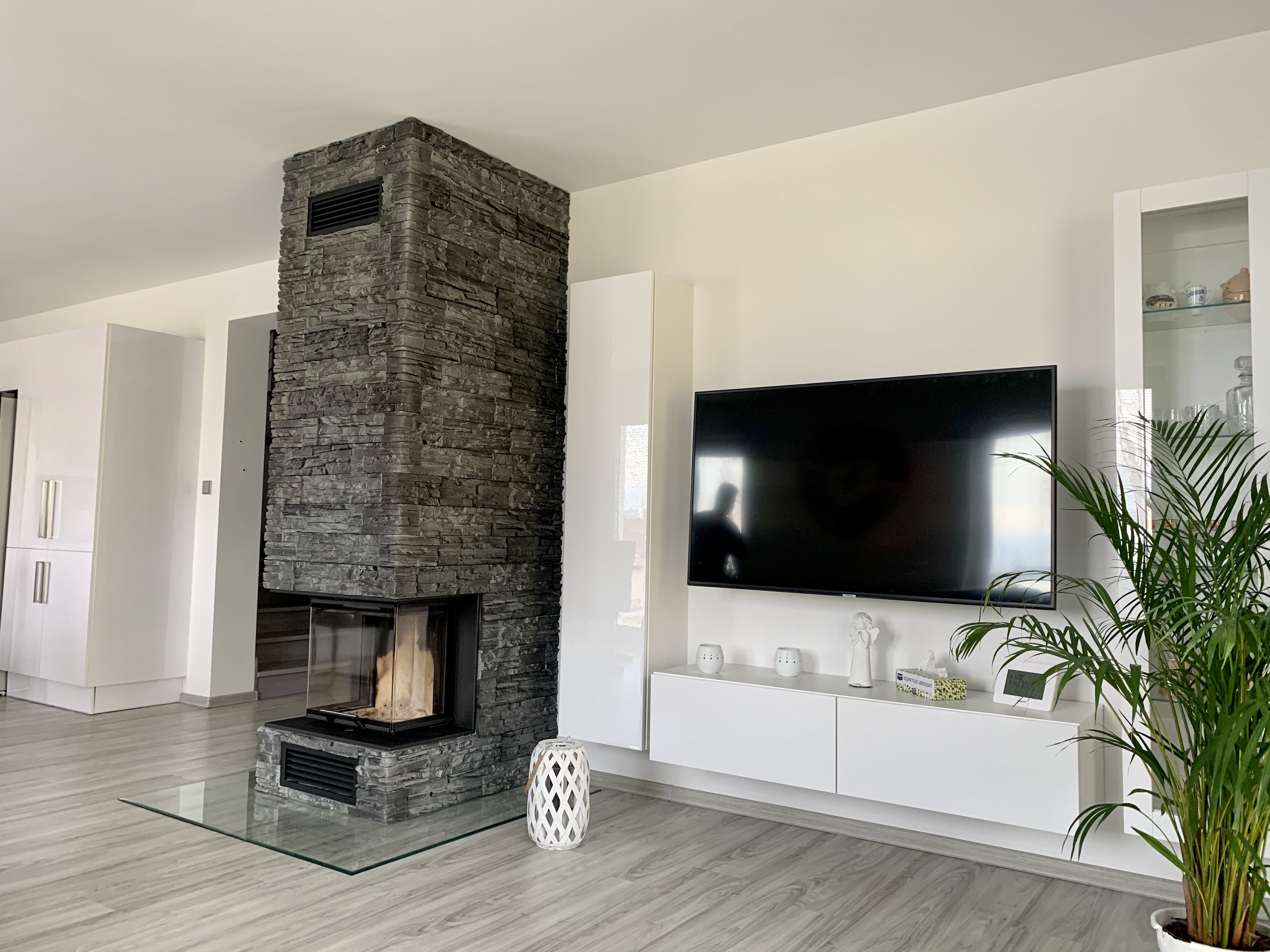Realizace krbové vložky Romotop Heat, třístranné prosklení, betonový obklad