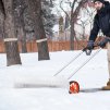 Odhrnovač sněhu s kolečky, šířka 94 cm, plastová radlice (ABS), hliníkové madlo, nastavitelný boční úhel 15°