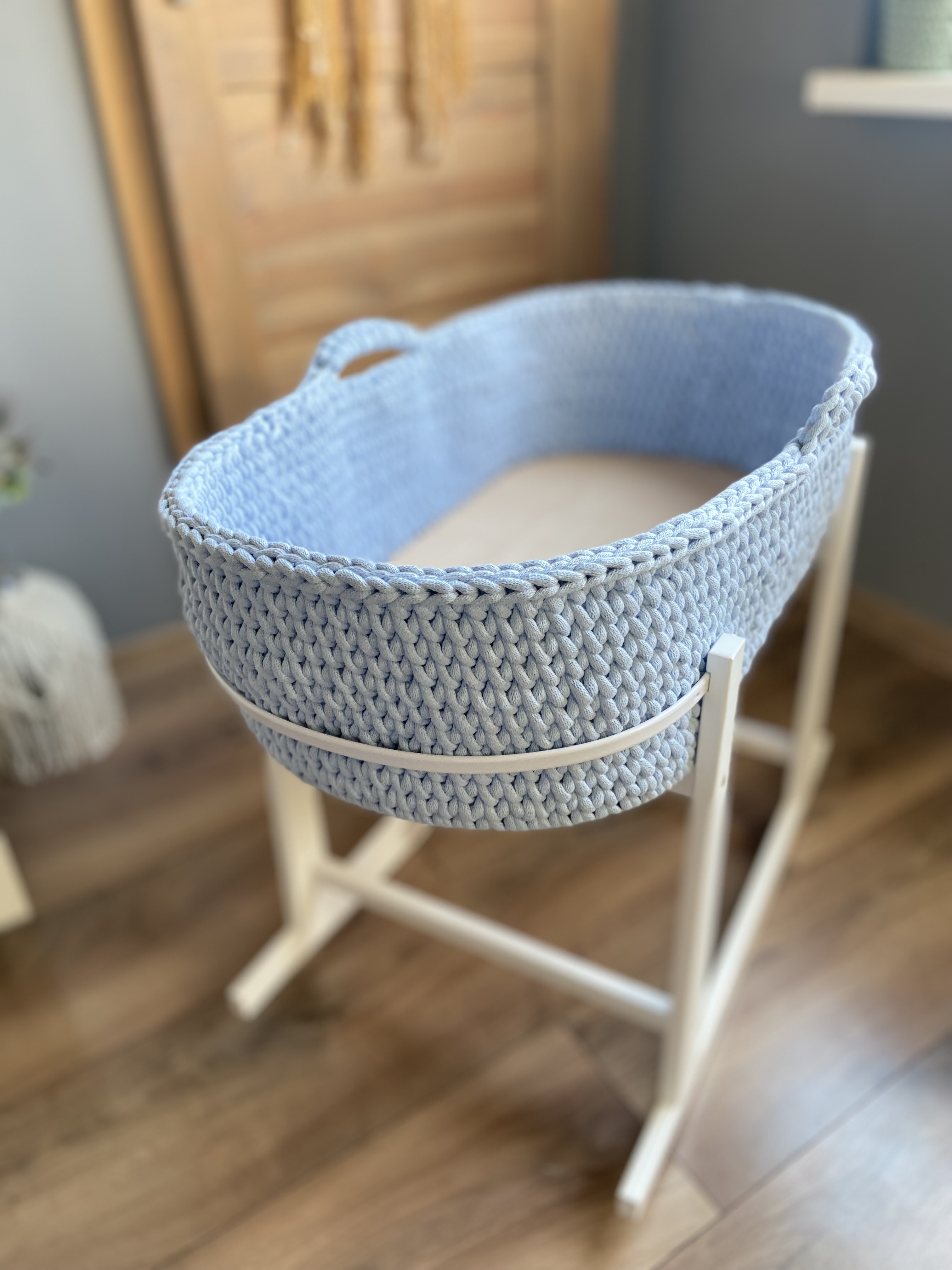 Háčkovaný koš pro miminko