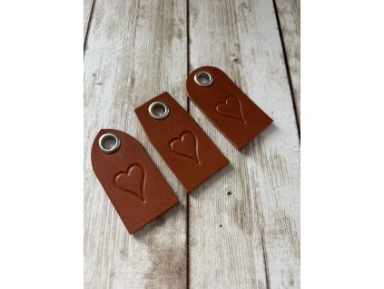 Cedulka kožená SRDCE 40x20 s průchodkou