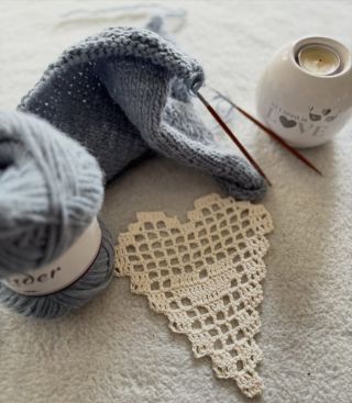 Tvoření není o dokonalosti. Je o klidu, rytmu a radosti z každého oka. #srdce #srdicko #hackovani #kreatinka #filetove