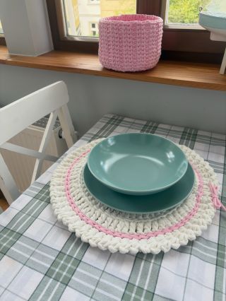 Další kousek z mé tvořivé dílny je na světě! Háčkované prostírání a košík v pastelových barvách dodají každému stolování...