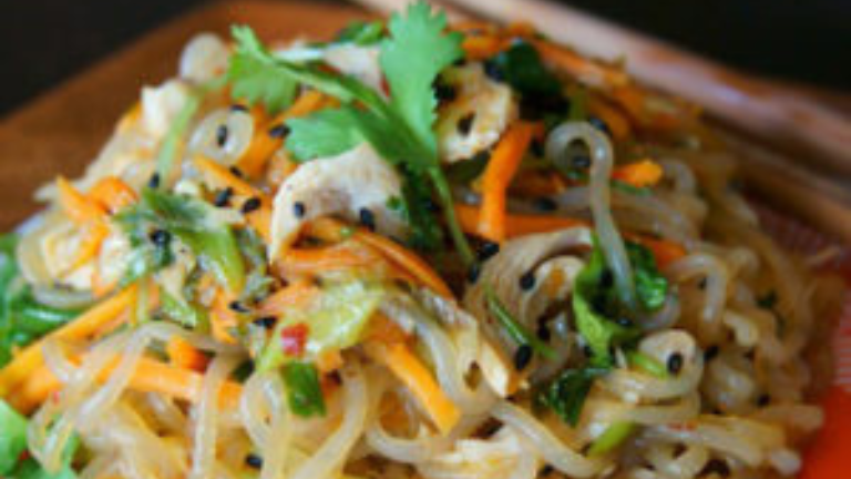 Smažené sezamové kuřecí nudle Shirataki