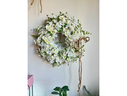 Věnec plný bílých kopretin