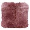 Vankúš z jahňacej kožušiny vínová