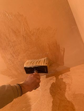 ✨ Tadelakt & Uhlazovací mýdlo – přírodní dokonalost v detailu Na fotkách vidíte tradiční marocký štuk Tadelakt, který...