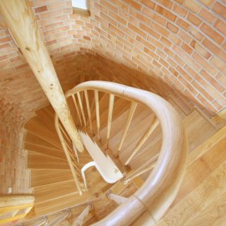 🌿 Nechte dřevo v domě dýchat Lak vytvoří na dřevě tvrdý film – dřevo přestane dýchat, povrch může časem praskat a při...