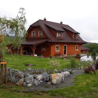 🌿 Na úvodní fotografii vidíte odstín Hruška (Olejová lazura na dřevo – smíchaná pigmentovaná 10 %). 🎨 Pokud si nevyberete...