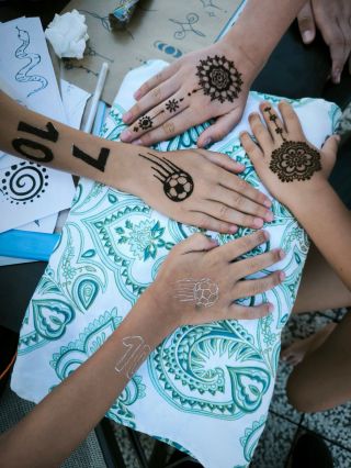 Včerejší malování hennou na soukromé oslavě 🎂 Hennu chtěli kluci i holky, no a nakonec se nechali "potetovat" i maminky a...