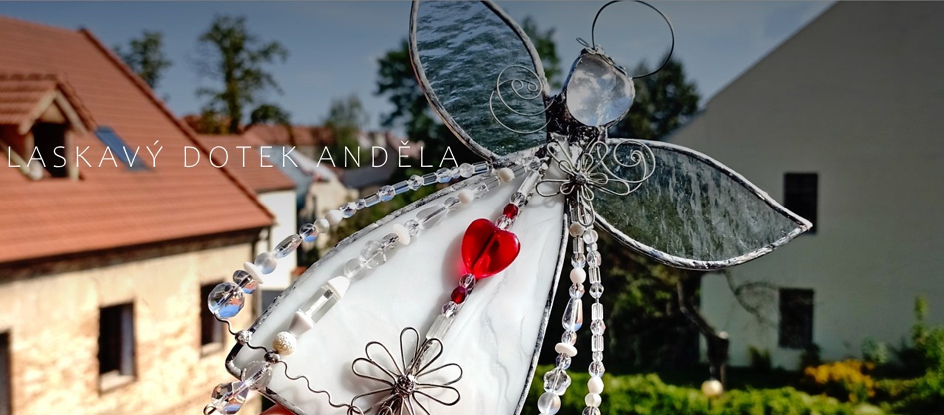 Vitráž s červeným srdíčkem